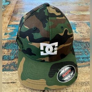 DC Flexfit Camo youth hat S/M